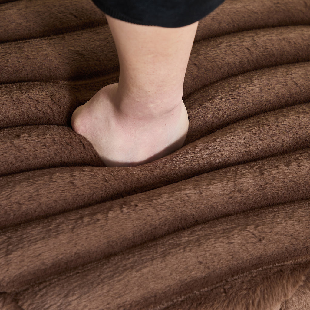 22.05'Wide Upholstered Round Pouf Ottoman Foot Rest with Black Metal Legs,Faux Fur Footstool for Living Room Bedroom Entryway. Brown