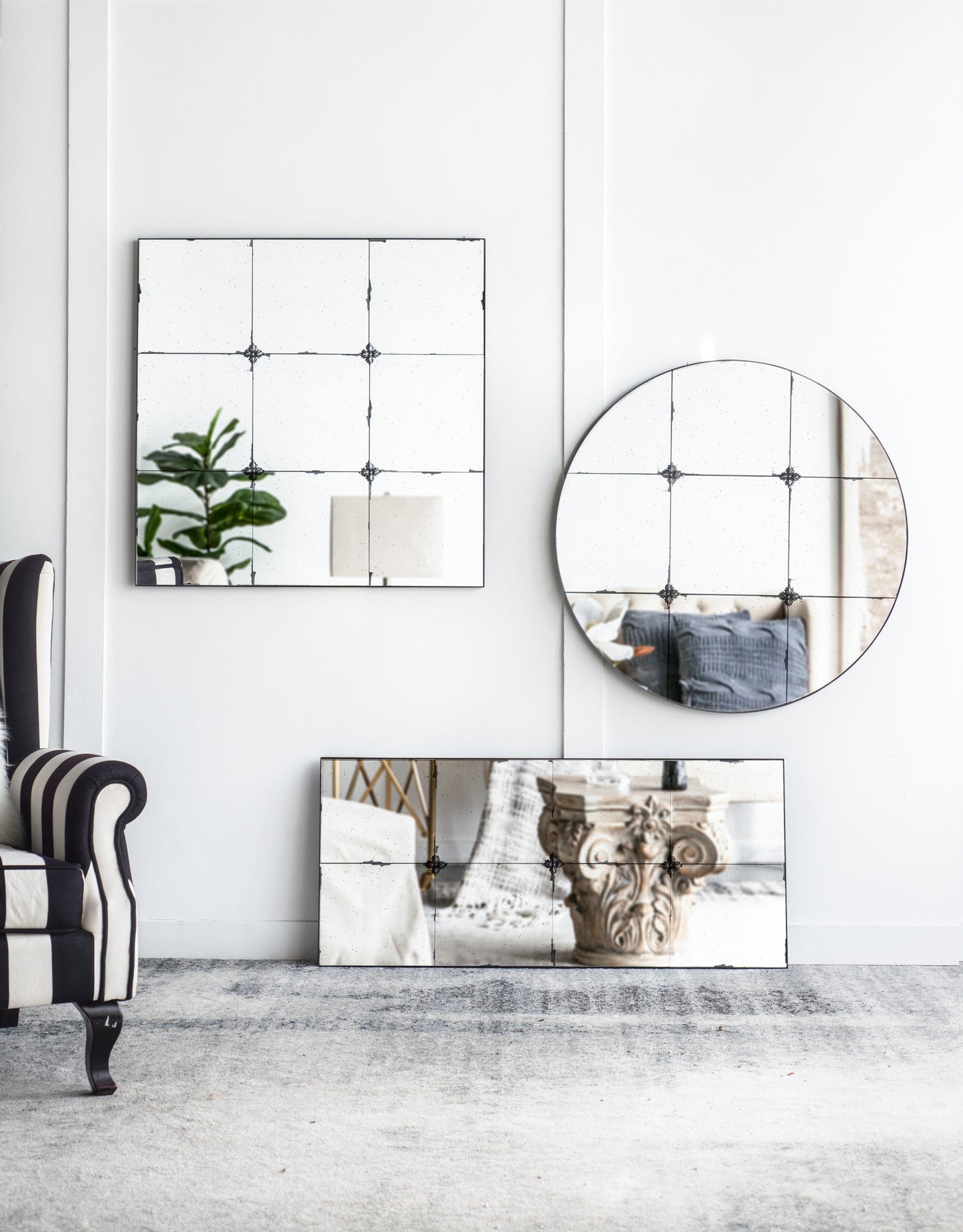 D36" Traditional Decor Style Round Antique Glass Wall Mirror,  Wall Decor for for Bathroom Entryway Console Lean Against Wall