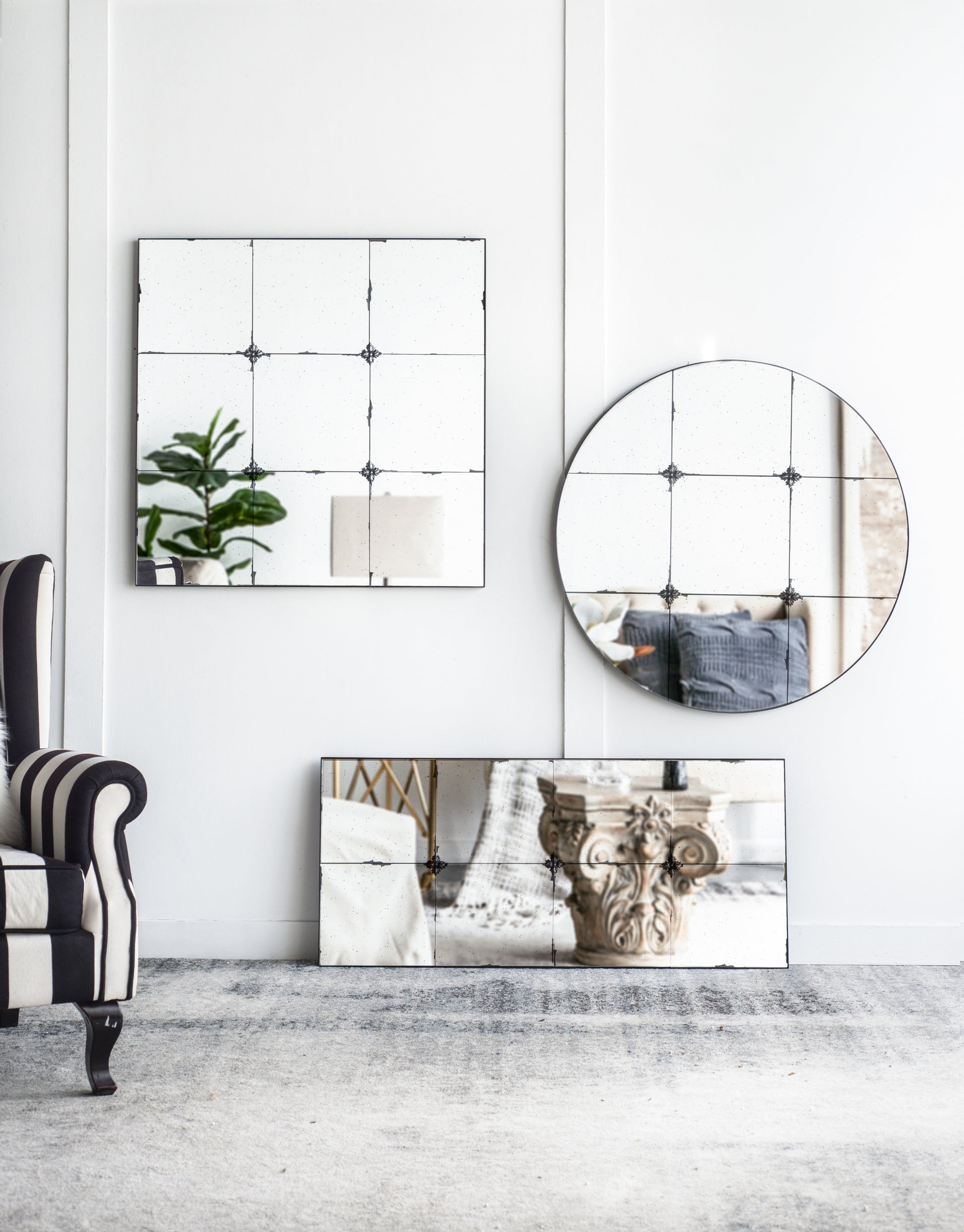 D36" Traditional Decor Style Round Antique Glass Wall Mirror,  Wall Decor for for Bathroom Entryway Console Lean Against Wall