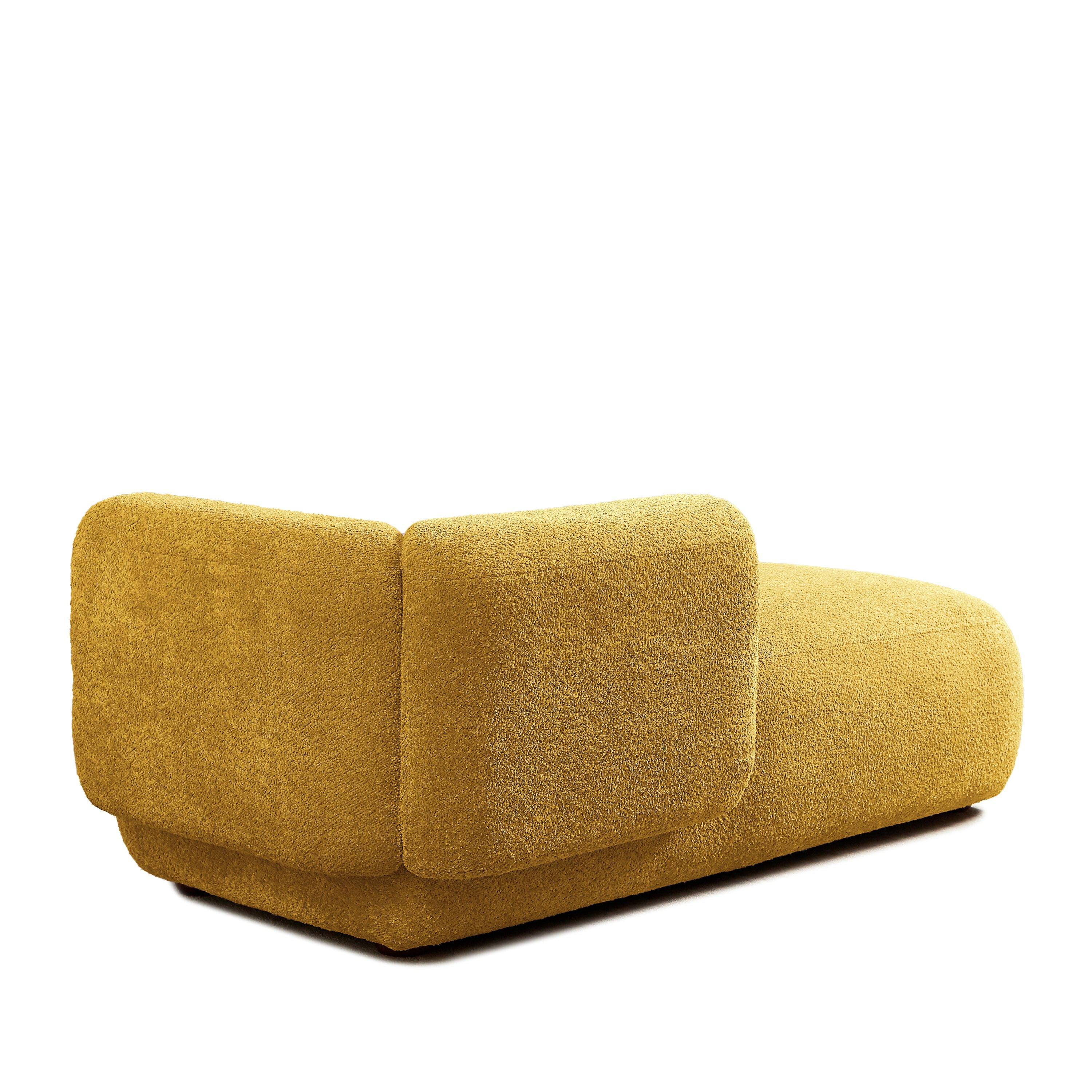 Comfortable Upholstered Chaise Lounge for Modern Spaces.