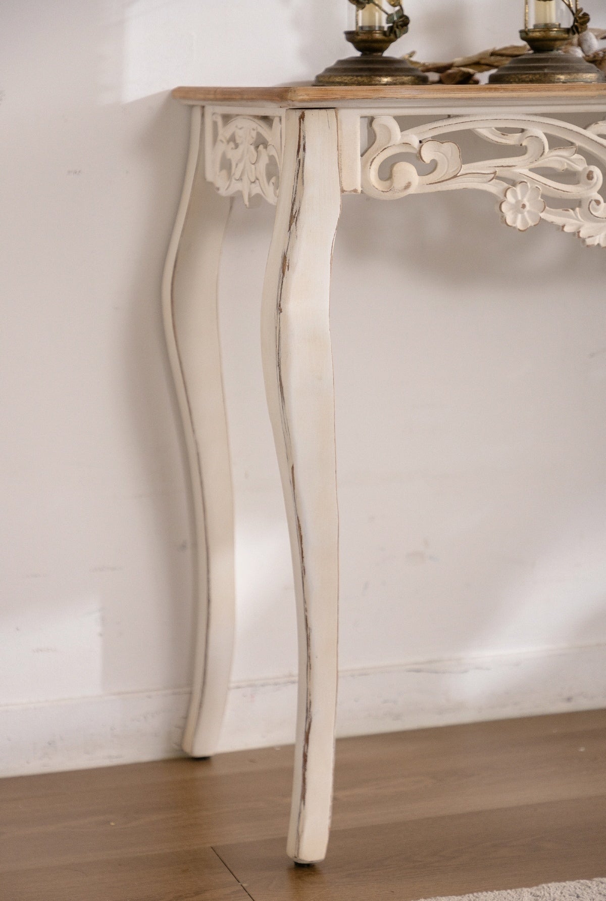 Antique White Console Table with Carved Details, Distressed Console Table, Vintage French Country Entry Table with Wood Carvings and Curved Legs for Hallway Living Room