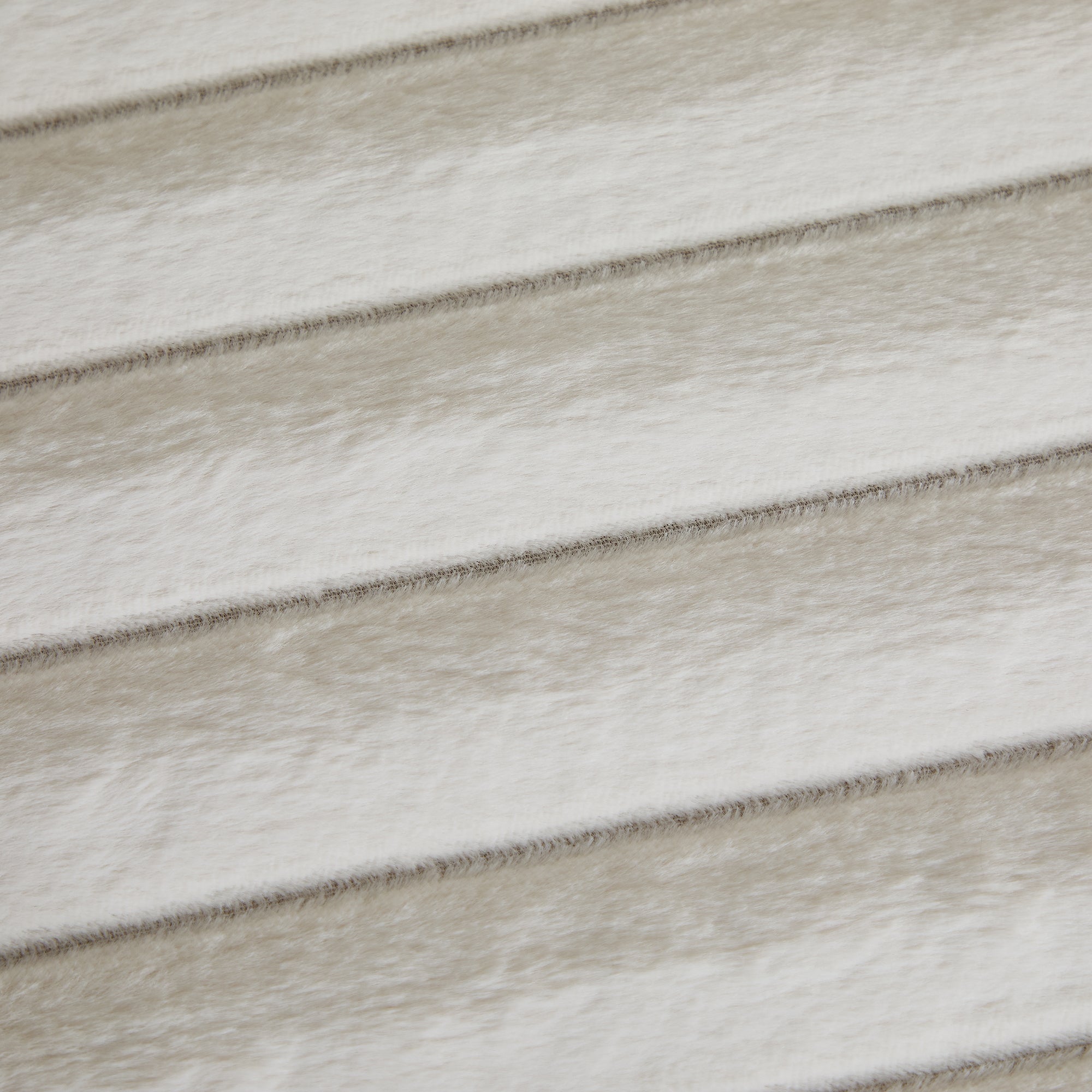 22.05'Wide Upholstered Round Pouf Ottoman Foot Rest with Black Metal Legs,Faux Fur Footstool for Living Room Bedroom Entryway. Beige