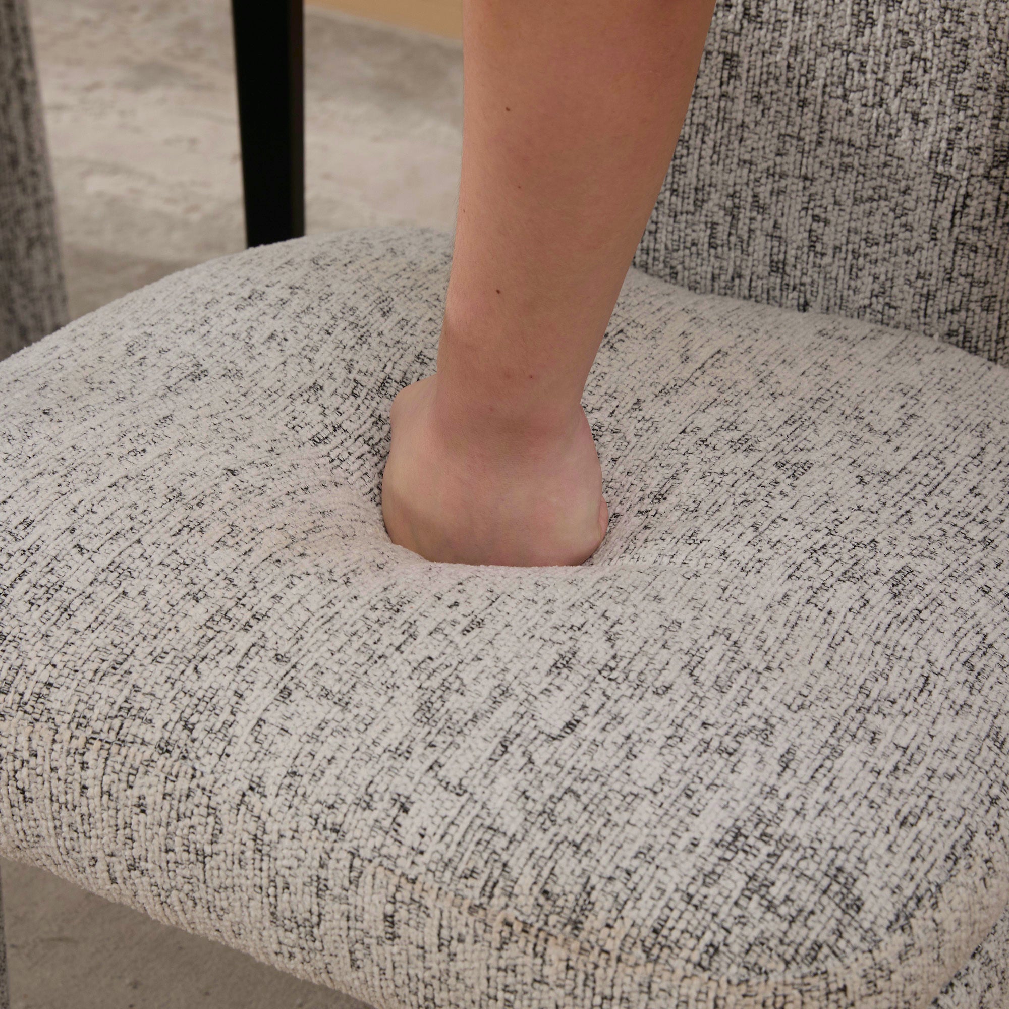 22.05' Wide Modern Upholstered Chenille Dining Chair Set of 4 with Rubberwood Legs, Armless Curved Back Accent Chairs for Living Room Bedroom Restaurant Cafes Dining Room Reception, White/Black Dining Chair