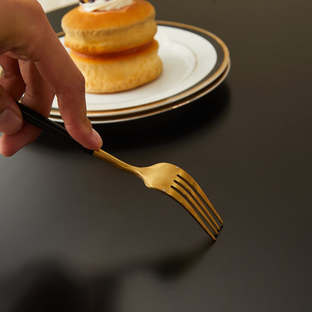 Mid-century wooden coffee table with PE cane stand, 31.5-inch round solid wood Bohemian style coffee table, unique central cocktail table for living rooms, apartments and offices