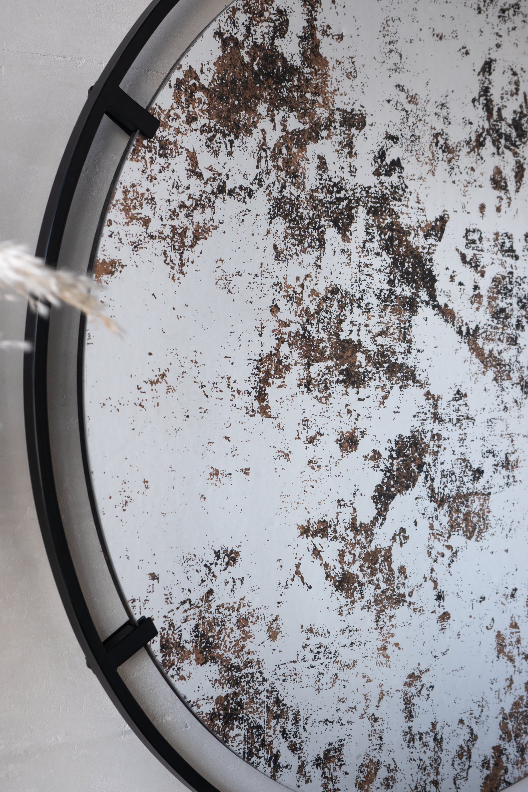 D31.5x0.5" Theodor Mirror with industrial design Round Mirror with Metal Frame for Wall Decor & Entryway Console Lean Against Wall