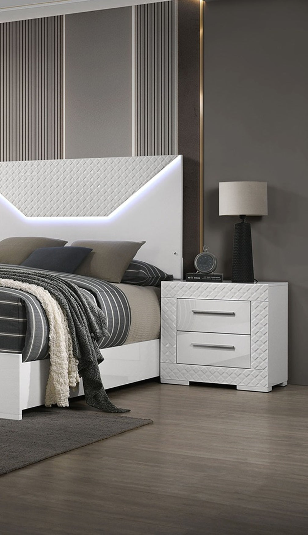 Gorgeous White 1pc Nightstand High Gloss Finish Chrome Bar Handle Bedside Table Bedroom Furniture